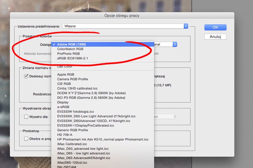 Podczas wywoływania plików RAW najlepiej zaznaczyć przestrzeń Adobe RGB. Należy jednak pamiętać, że zdjęcia opublikowane w internecie w tej przestrzeni mogą mieć przekłamane kolory. Myśląc o publikacji w internecie, po obróbce najlepiej zapisać je do sRGB.