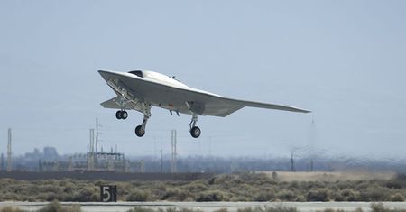 Pierwszy raz w historii dron wylądował na lotniskowcu