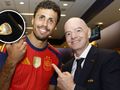 Infantino wszedł do szatni Hiszpanów. Tylko spójrz, co im wręczył