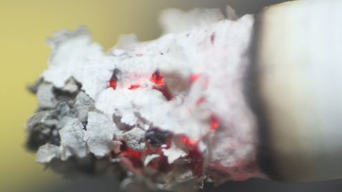 Jak usunąć zapach papierosów z ubrań, laptopa lub tapicerki? 1