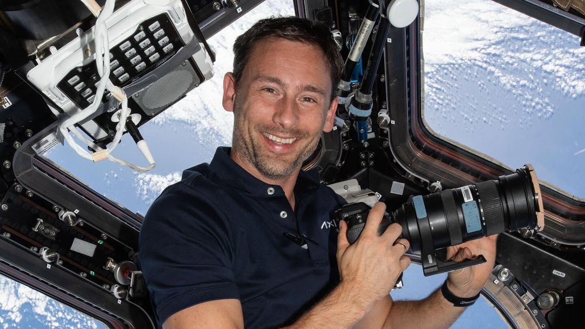 Sławosz Uznański-Wiśniewski w module obserwacyjnym Cupola na ISS