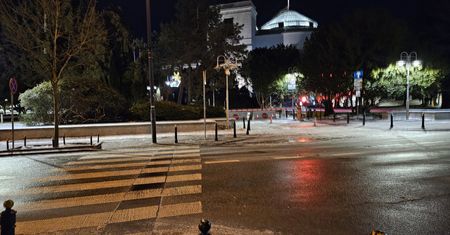 "Jest 5:30". Pokazał, co stało się z barierkami przed Sejmem