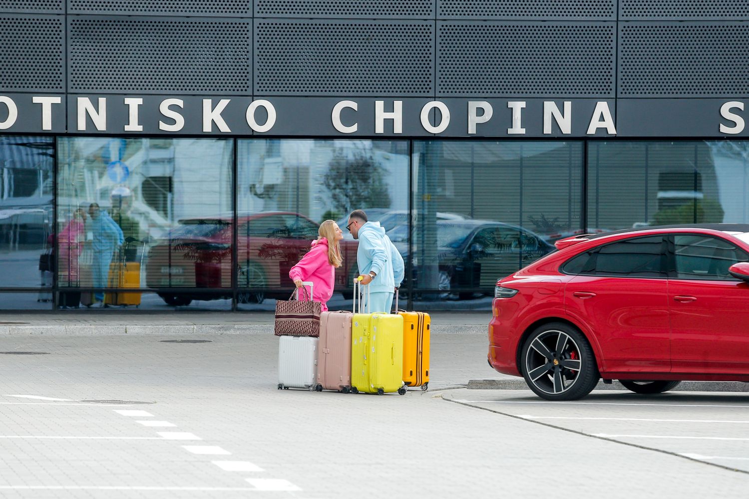 Karolina Pisarek z nowym partnerem na lotnisku