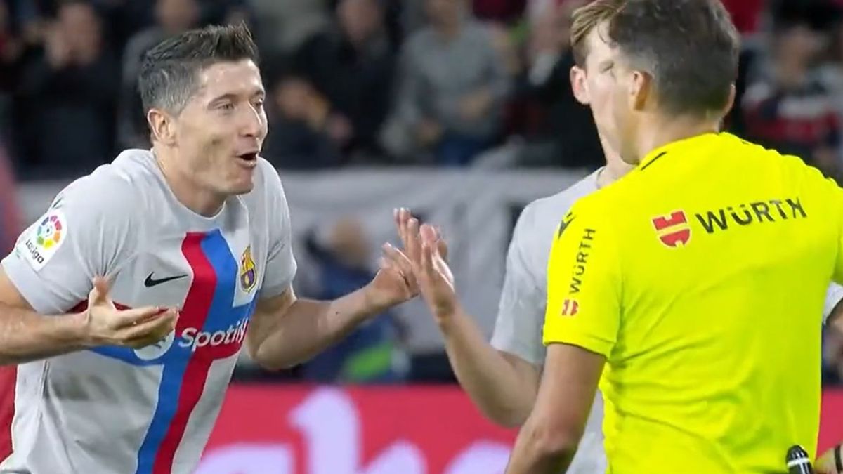 Twitter / Eleven Sports / Na zdjęciu: Lewandowski zdziwiony decyzją sędziego