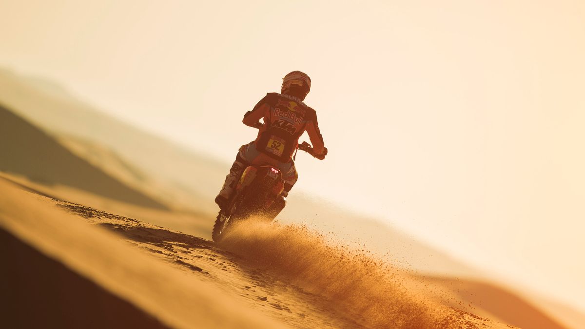 Zdjęcie okładkowe artykułu: Materiały prasowe / Red Bull / Na zdjęciu: motocyklista na trasie Rajdu Dakar