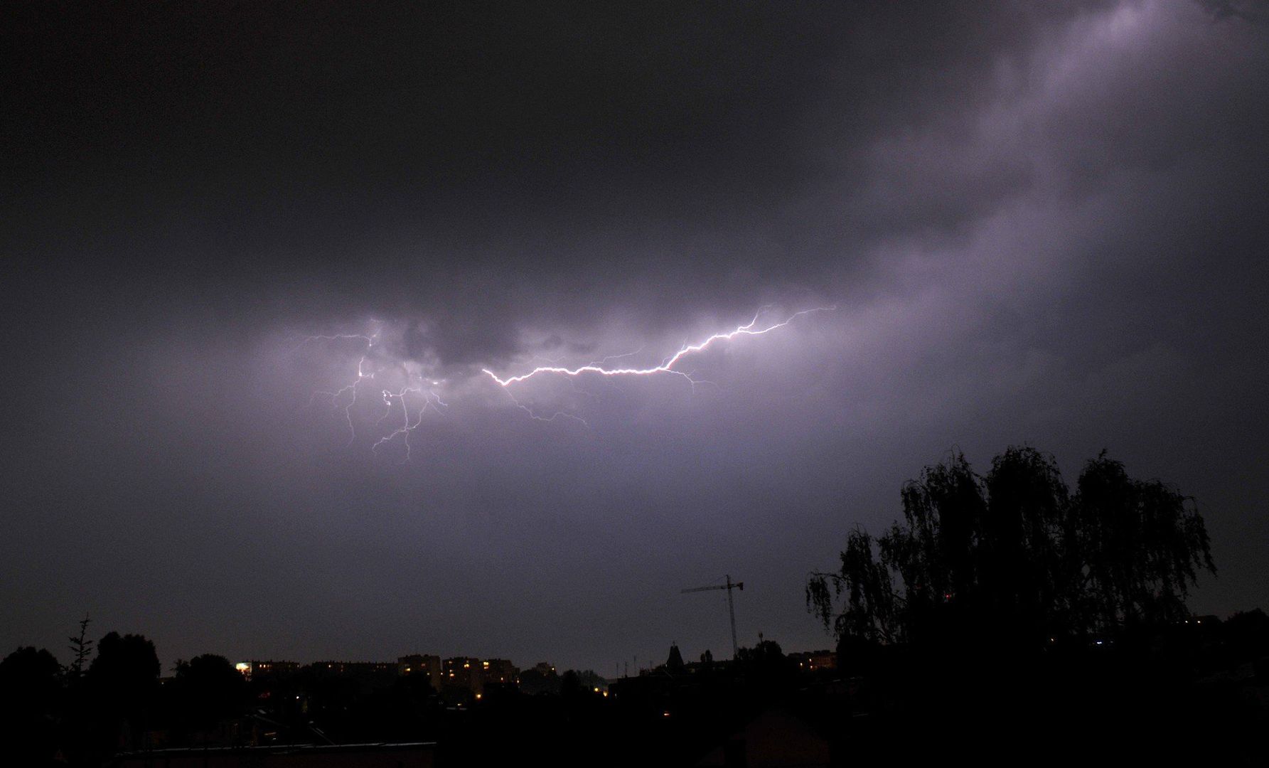 Synoptycy prognozują burze z porywami wiatru do 80 km/h i lokalnymi opadami gradu.
