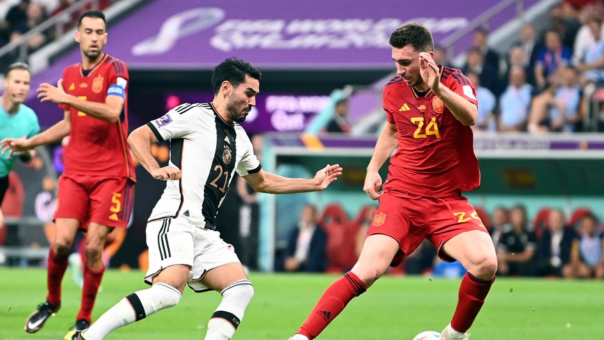 PAP/EPA / Georgi Licovski / Na zdjęciu: Aymeric Laporte (po prawej) i Ilkay Gundogan