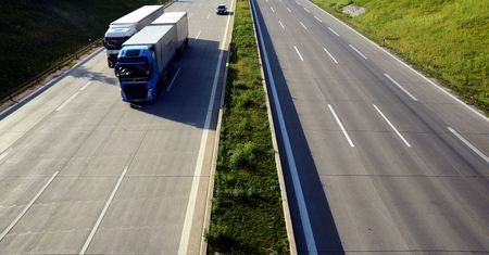 Zakaz wyprzedzania się ciężarówek. Od kiedy będzie obowiązywał?