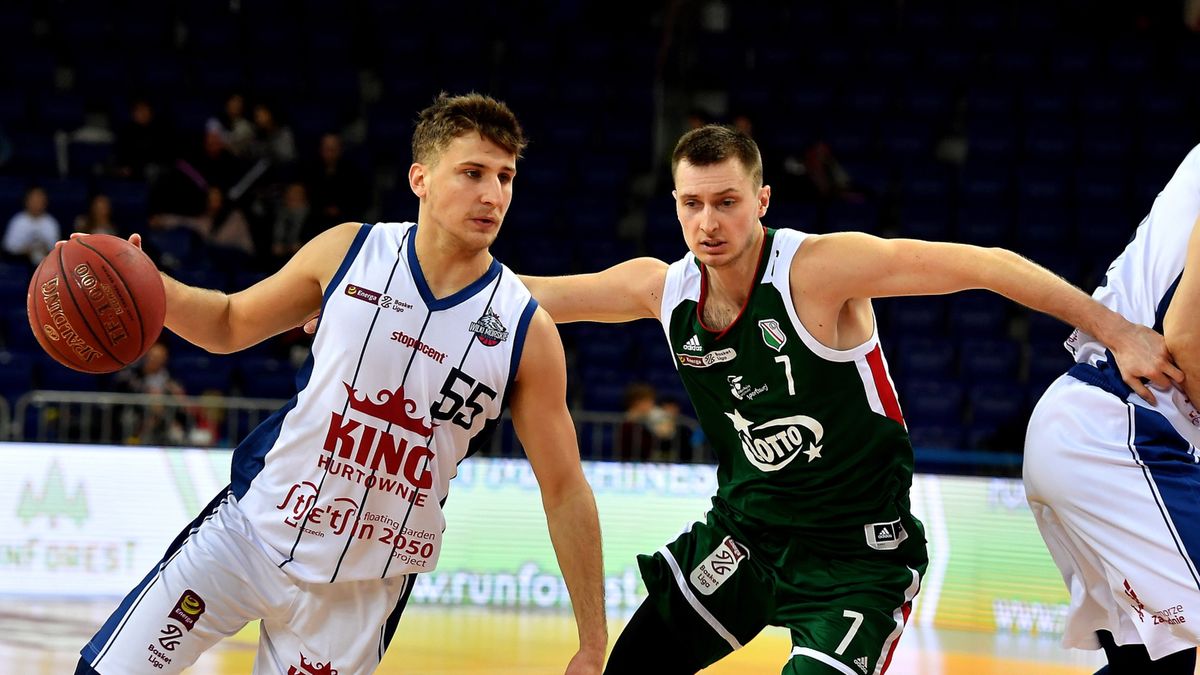 koszykarz Kingów Szczecin Jakub Schenk (L) i Sebastian Kowalczyk (P) z Legii Warszawa