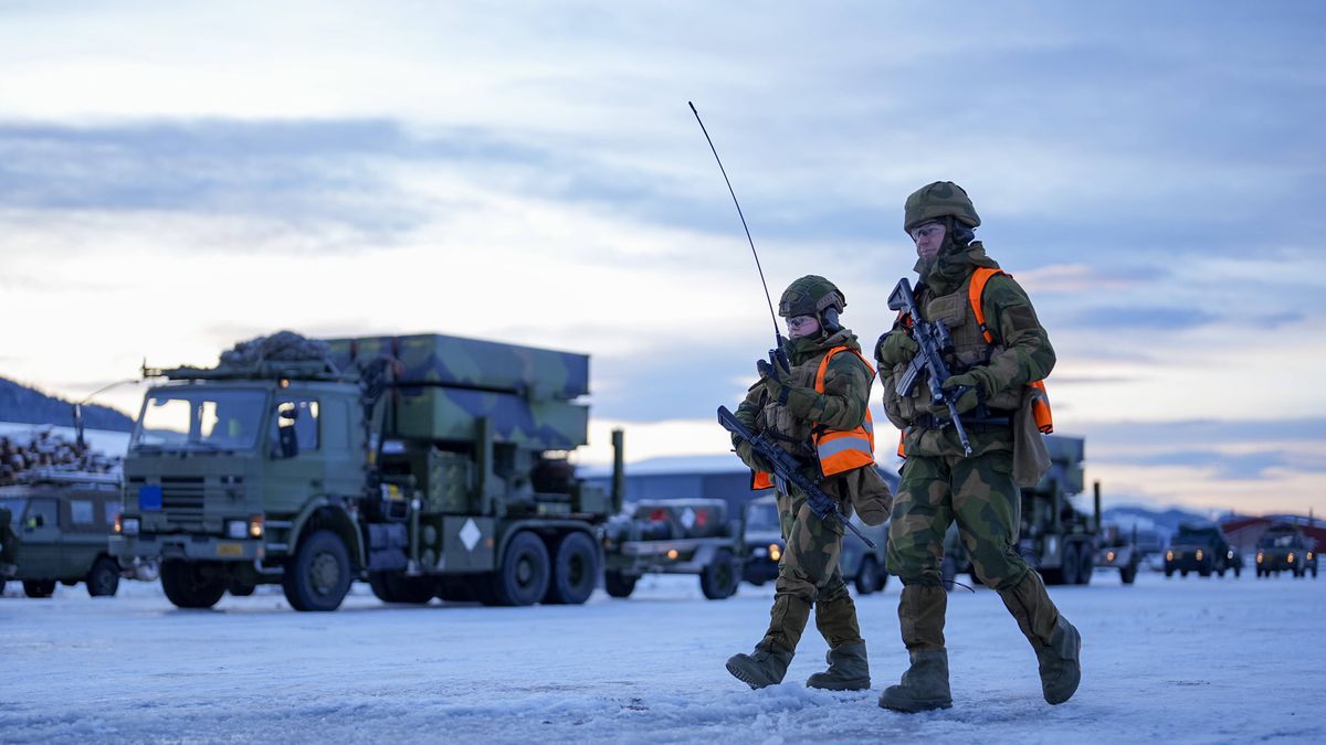 Norway sends military equipment to Poland as part of NATO mission
epa11756472 Norwegian soldiers walk as military equipment is loaded onto a ship at Orkanger Harbor, Norway, 04 December 2024. The equipment is being sent to Poland as part of a NATO mission to maintain security around Rzeszow Airport that will take place from December to Easter, with the forces operating within Polish airspace. Norway is deploying approximately 100 soldiers, NASAMS air defense systems, and F-35 fighter jets.  EPA/OLE MARTIN WOLD  NORWAY OUT 
Dostawca: PAP/EPA.
OLE MARTIN WOLD
NATO, military
