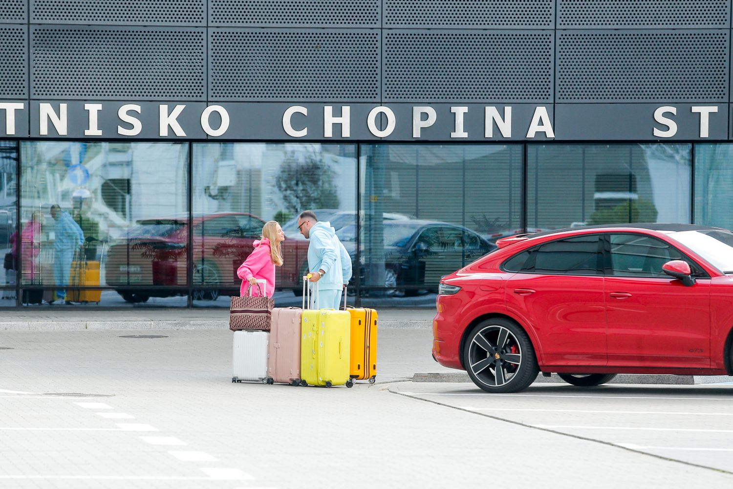 Karolina Pisarek z nowym partnerem na lotnisku