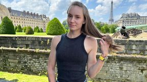 Odtrąciła jego rękę, gdy chciał ją objąć. Teraz przerwała milczenie