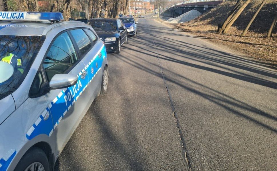Śląskie. Podczas trwającej około 3 km ucieczki pijany kierowca w Ciścu złamał szereg przepisów ruchu drogowego.