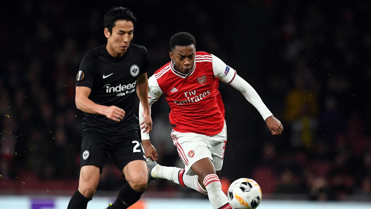 PAP/EPA / ANDY RAIN / Na zdjęciu: Makoto Hasebe (z lewej) i Joe Willock (z prawej)