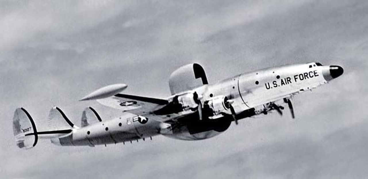 Lockheed EC-121 Warning Star - widoczna górna i dolna owiewka radaru