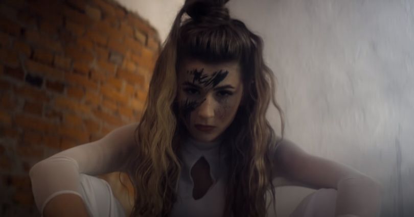 Roksana Węgiel prezentuje drapieżny wizerunek w nowym teledysku
