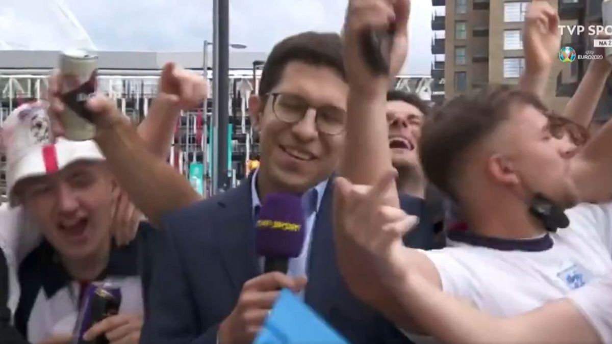 reporter TVP Sport Aleksander Roj otoczony przez angielskich kibiców