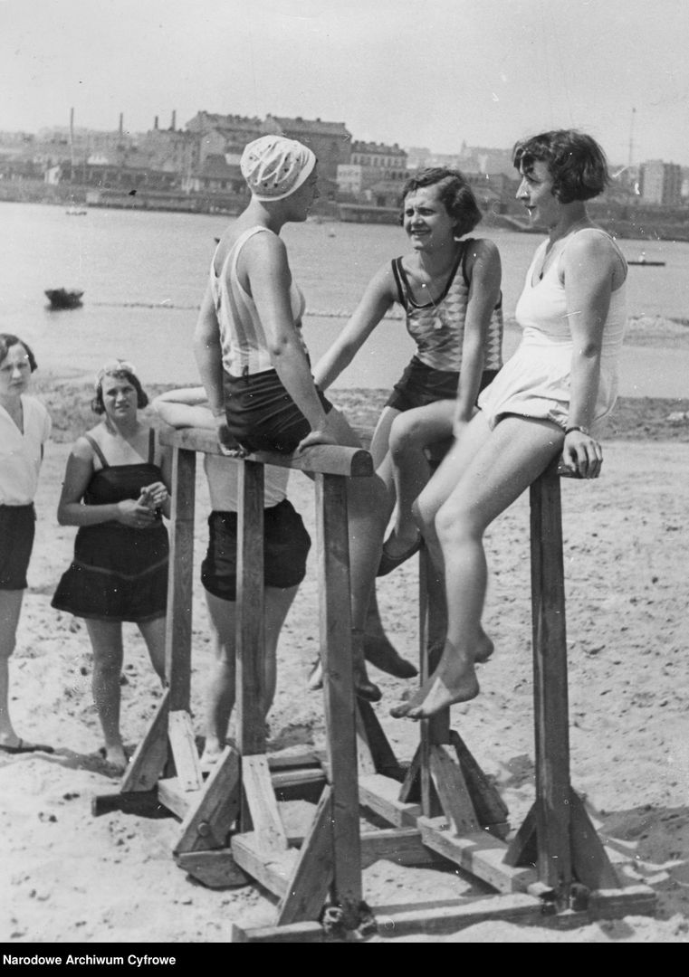 Rozmowy na plaży, w tle zabudowa Solca. Lata 30. 