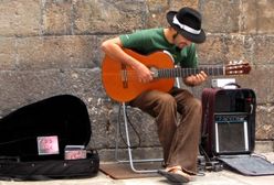 Uliczni grajkowie i żebracy przeklinają recesje