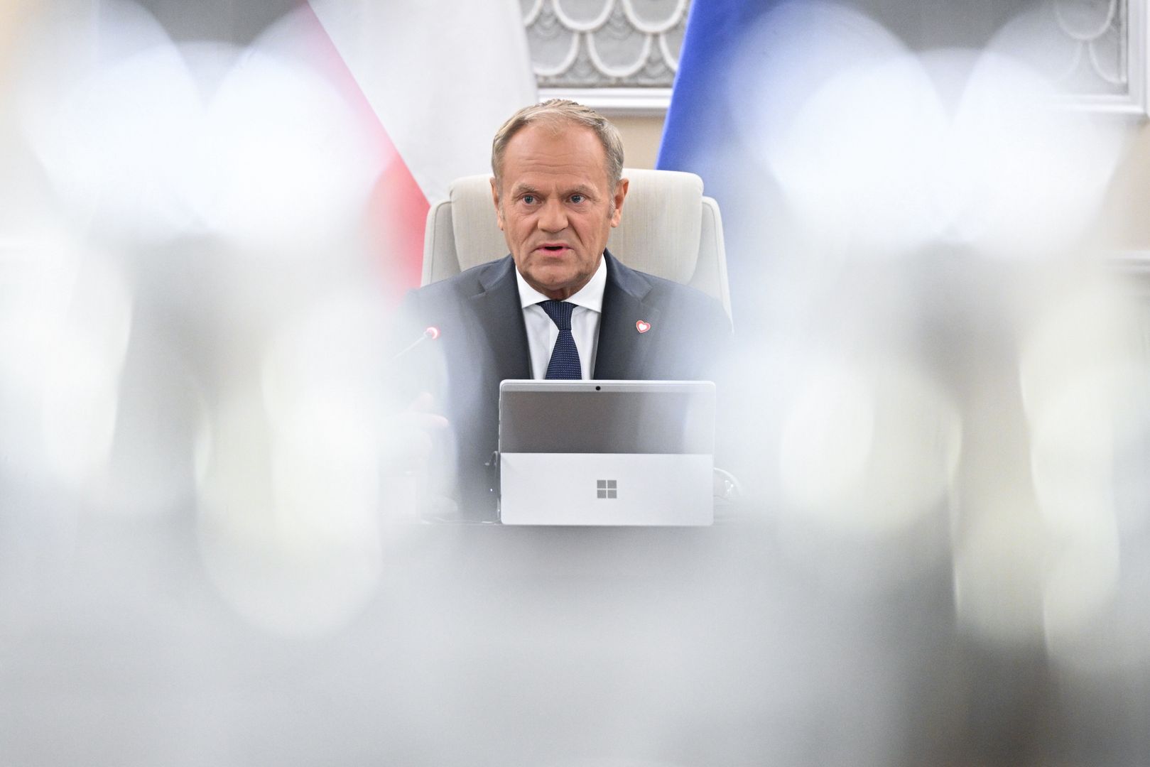 Warszawa, 10.06.2025. Premier Donald Tusk podczas posiedzenia rządu w siedzibie KPRM w Warszawie, 10 bm. Rada Ministrów zajmie się projektem ustawy, który zakłada stworzenie Komitetu ds. Cyfryzacji i wprowadza definicję Architektury Informacyjnej Państwa. AIP jest metodą zarządzania budową, rozwojem i utrzymaniem systemów informatycznych oraz zasobów informacyjnych kraju. (jm) PAP/Radek Pietruszka