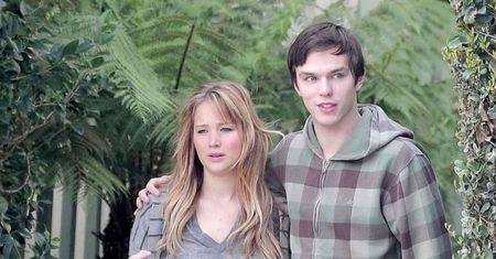 Hoult o Lawrence: "Oscar jej nie zmienił. Jest zwykłą dziewczyną"