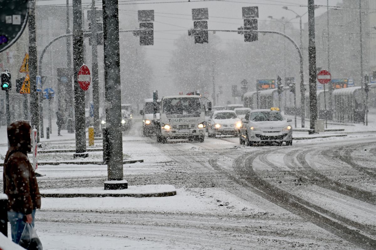 Opady śniegu utrudniają warunki na drogach