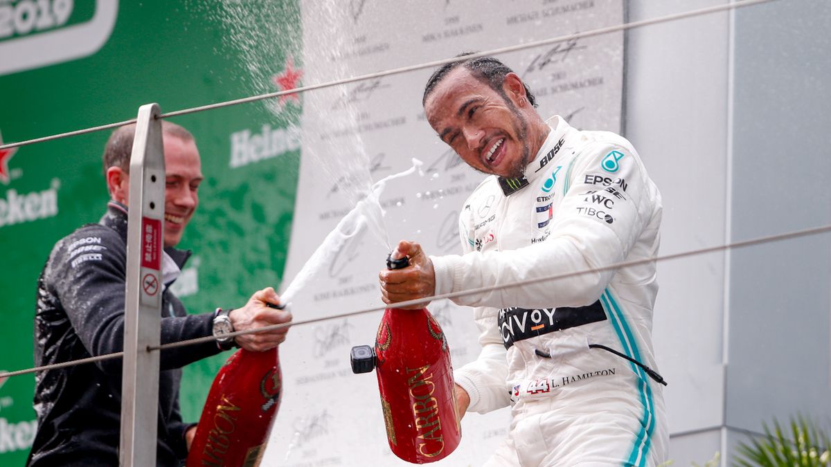 Lewis Hamilton celebrujący wygraną