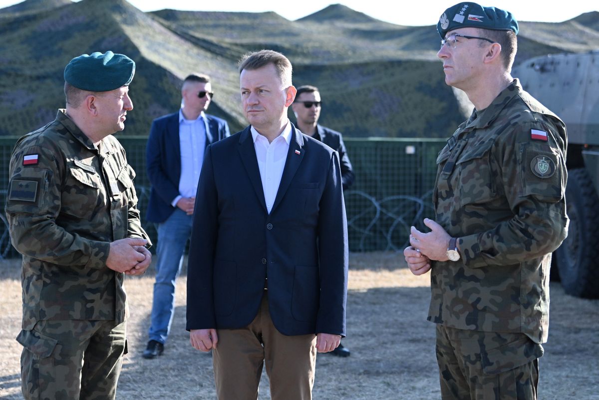Minister Mariusz Błaszczak wskazał gen.Tomasza Piotrowskiego (po prawej), jako odpowiedzialnego ws. incydentu z rosyjską rakietą
