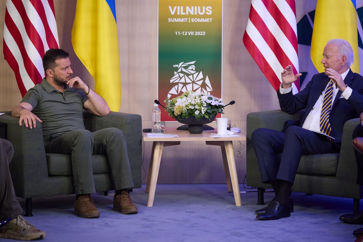 Szczyt NATO w Wilnie. Po lewej prezydent Ukrainy Wołodymyr Zełenski, po prawej - prezydent USA Joe Biden