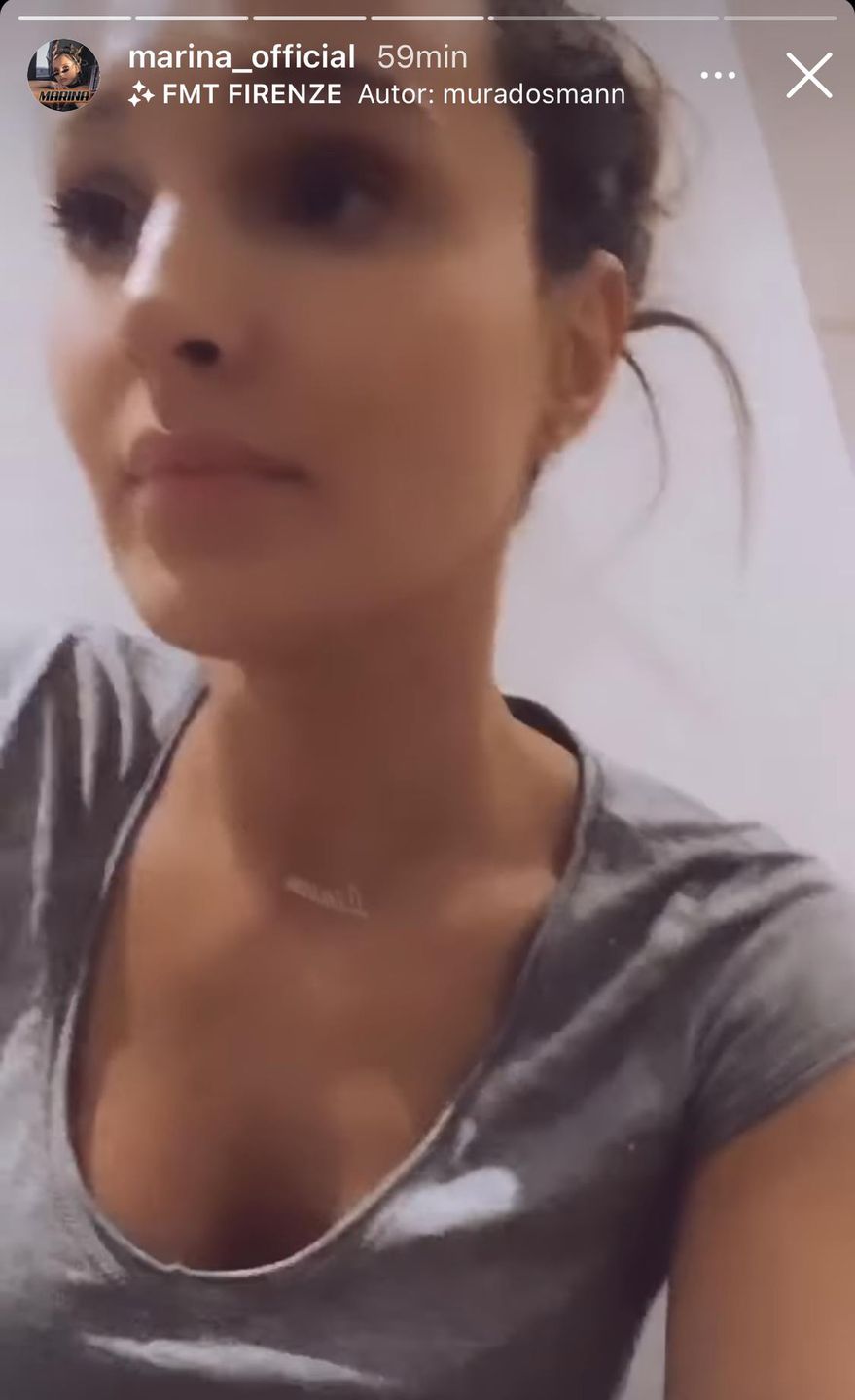 Marina nosi naszyjnik z imieniem syna