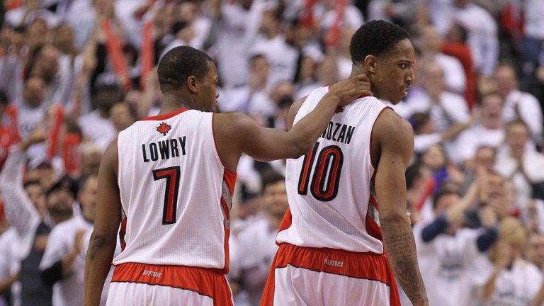 AFP / Na zdjęciu: Kyle Lowry i DeMar DeRozan