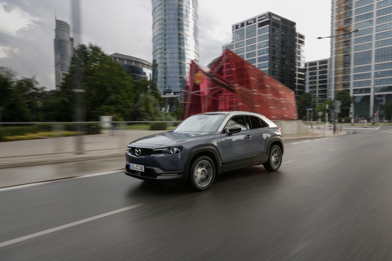 Elektryczna Mazda MX-30 jest muskularna i ma sylwetkę coupé