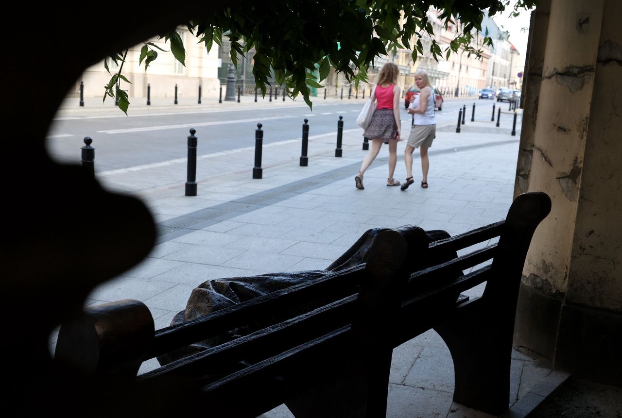 Warszawa. Rzeźba bezdomnego Chrystusa pod kościołem Kapucynów