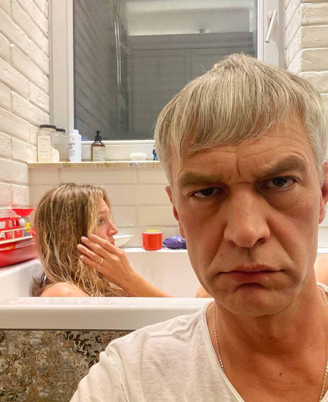 Michał Żebrowski i jego żona Aleksandra parodiują klip znanego rapera