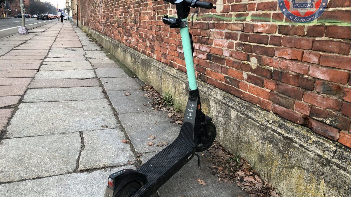 Nieprawidłowo zaparkowana hulajnoga