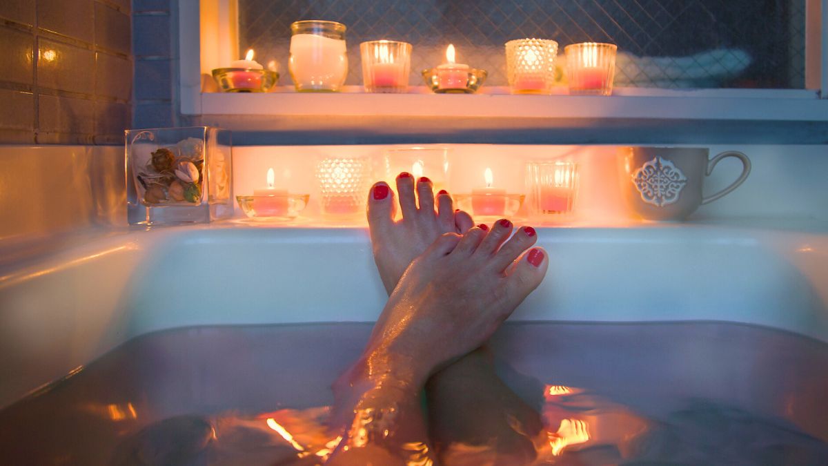 Świece palące się na wannie