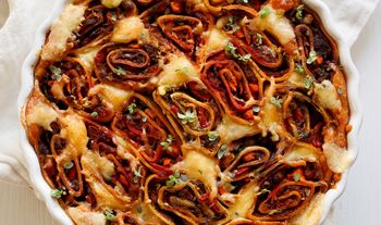 Weź kilka placków tortilli i warzywa. Na widok tej zapiekanki goście pospadają z krzeseł