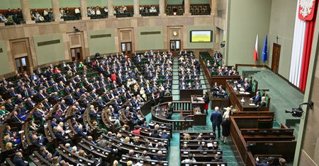 PiS zbliża się do KO. Nowy sondaż partyjny