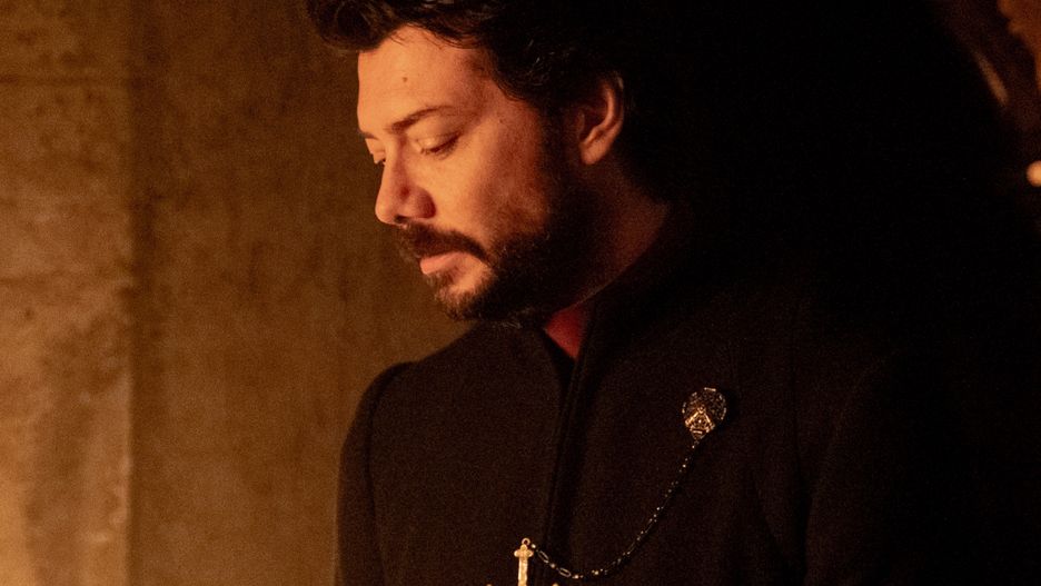Álvaro Morte zagrał z Sydney Sweeney w horrorze "Niepokalana"