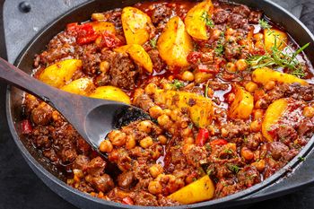 Z mięsa mielonego robię chłopską patelnię. To proste danie, które syci na długo