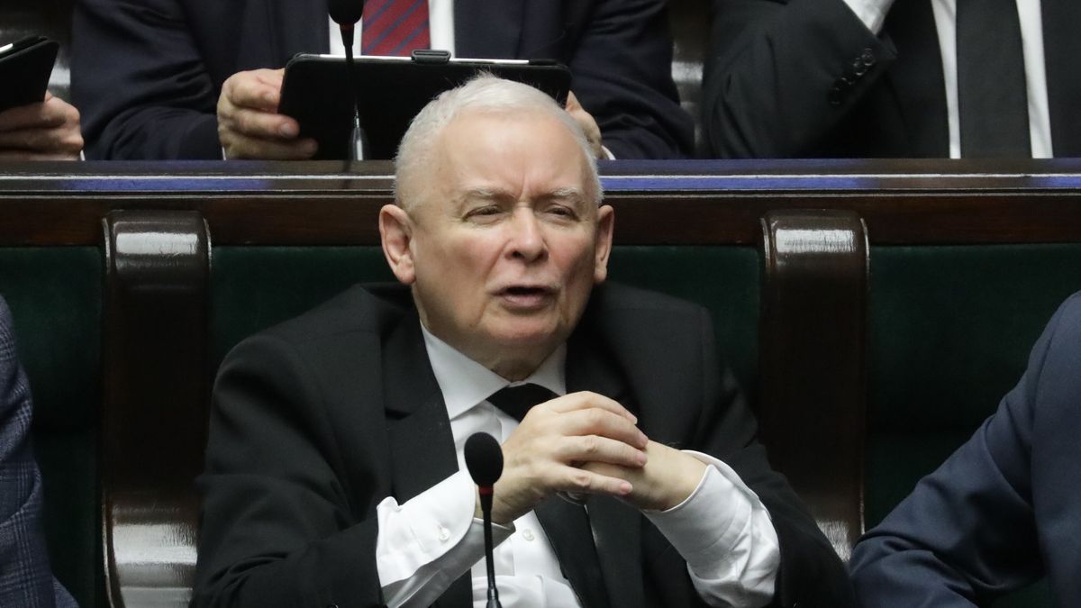 Jaros�aw Kaczy�ski
Warszawa, 22.01.2025. Prezes PiS Jaros�aw Kaczy�ski sali obrad Sejmu w Warszawie, 22 bm. Pos�owie b�d� pracowa� nad projektem tzw. ustawy incydentalnej autorstwa Polski 2050-TD, kt�ry zak�ada, �e w zakresie rozpoznawania przez S�d Najwy�szy spraw, zwi�zanych z wyborami prezydenta RP oraz wyborami uzupe�niaj�cymi do Senatu, zarz�dzonymi w 2025 r., orzeka�yby trzy po��czone izby S�du Najwy�szego: Karna, Cywilna i Pracy, a nie Izba Kontroli Nadzwyczajnej i Spraw Publicznych SN - jak stanowi ustawa o S�dzie Najwy�szym. (amb) PAP/Tomasz Gzell
Tomasz Gzell
X kadencja, 10, 10., Dziesi�ta, kadencji, obrad, Obrady, plenarna, polityk polityka, Polityka, posiedzenie, Posiedzenie Sejmu, pos�owie, Sala plenarna posiedze� obrad, sala posiedze�, sejm, Sejm RP, sejmu, izby, orzeczenia, Polska 2050 Trzecia Droga, Polska 2050-Trzecia Droga, projekt, rozpoznawanie, S�d Najwy�szy, ustawa incydentalna, uzupe�niaj�ce do Senatu, wybory prezydenckie, wybory Prezydenta RP, zmiana