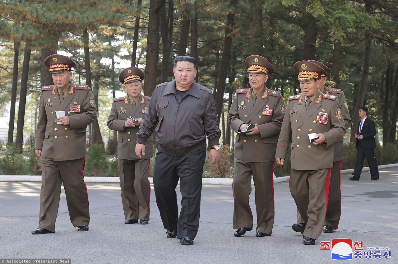 Kim Dzong Un at the headquarters of the 2nd Corps of the Korean People's Army