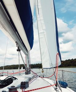 Aktualny cennik łodzi na Mazurach. Oto ile kosztuje doba na jeziorze