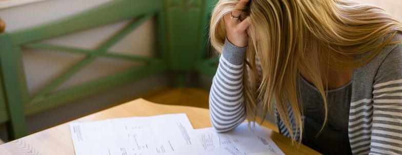 Młodzi kupują na raty, zaciągają kredyty i zadłużają się ponad miarę