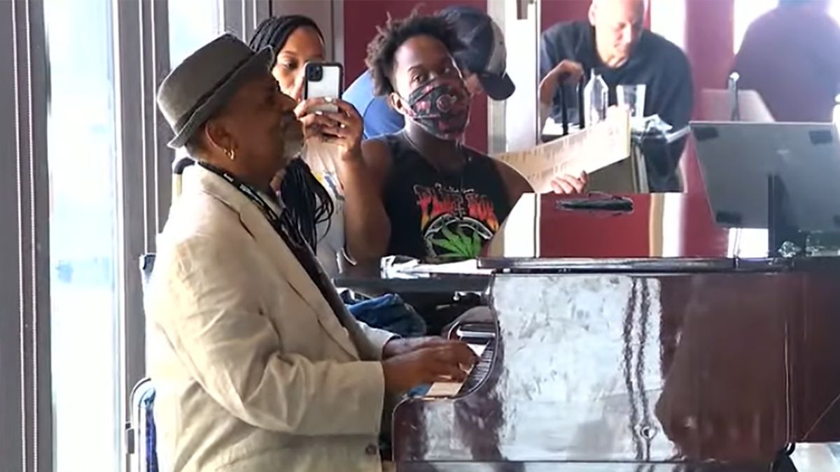 Pianista Tonee "Valentine" Carter otrzymał hojny napiwek. Nie mógł uwierzyć własnym oczom