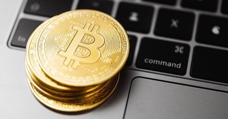 Oszuści "pomogli" mu wypłacić 51 tys. złotych z portfela kryptowalutowego