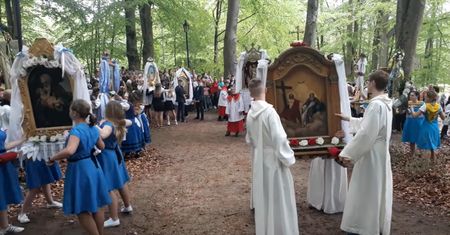 Tańczą i kłaniają się przed świętym obrazem. "To epoka kamienia łupanego"
