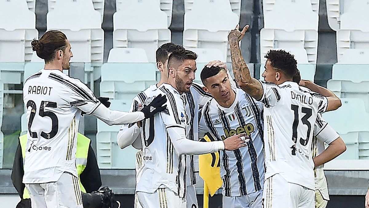 piłkarze Juventusu Turyn cieszą się z bramki Cristiano Ronaldo