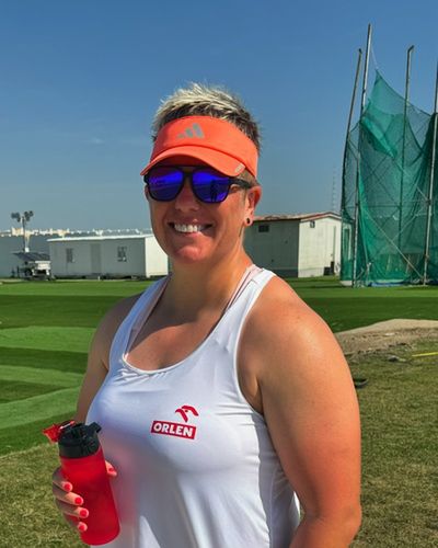 Anita Włodarczyk coraz lepiej odnajduje się w Katarze. W krótkim stroju wciąż ćwiczyć może tylko w przypadku nieobecności innych zawodników. Podczas przygotowań od lat może liczyć na wsparcie grupy Orlen