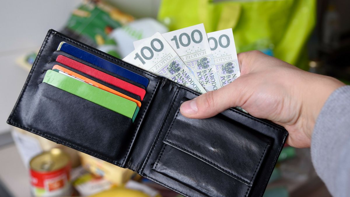 Inflacja - drogie zakupyFot. Bartlomiej Magierowski/EastNews. Wroclaw 22.11.2021. Coraz drozsze zakupy, postepujaca inflacja w Polsce. N/z: pieniadze, portfel, paragon, a w tle zakupy spozywcze.Bartlomiej Magierowski